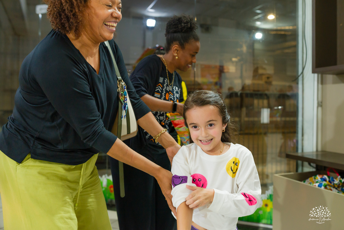 aniversário infantil - fotografia infantil - fotógrafa infantil - festa de aniversário - fotógrafa de família - história em família - infância - festa da Teté - bolo de aniversário - fotógrafo em Pelotas - Antonio Rocha Fotografias – tio Guigui – renata 