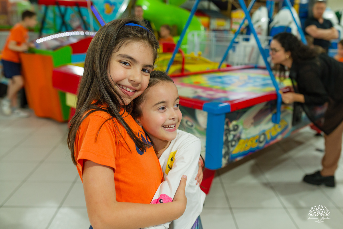 aniversário infantil - fotografia infantil - fotógrafa infantil - festa de aniversário - fotógrafa de família - história em família - infância - festa da Teté - bolo de aniversário - fotógrafo em Pelotas - Antonio Rocha Fotografias – tio Guigui – renata 