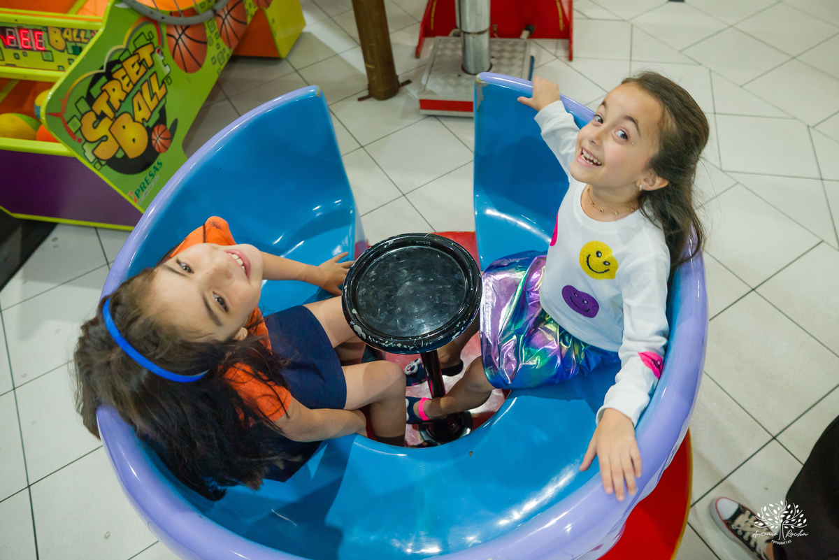 aniversário infantil - fotografia infantil - fotógrafa infantil - festa de aniversário - fotógrafa de família - história em família - infância - festa da Teté - bolo de aniversário - fotógrafo em Pelotas - Antonio Rocha Fotografias – tio Guigui – renata 