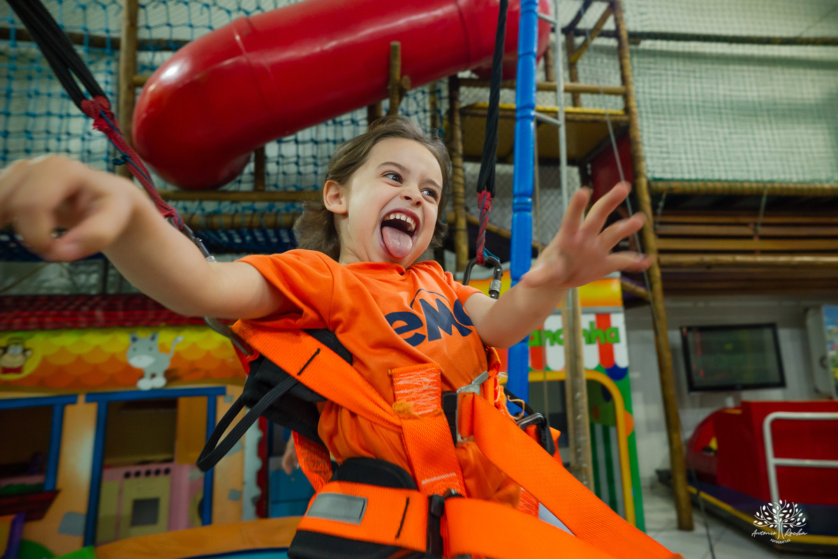 aniversário infantil - fotografia infantil - fotógrafa infantil - festa de aniversário - fotógrafa de família - história em família - infância - festa da Teté - bolo de aniversário - fotógrafo em Pelotas - Antonio Rocha Fotografias – tio Guigui – renata 