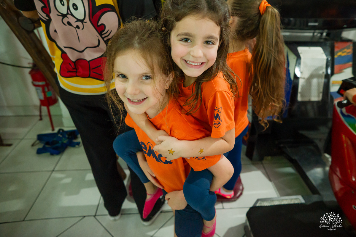 aniversário infantil - fotografia infantil - fotógrafa infantil - festa de aniversário - fotógrafa de família - história em família - infância - festa da Teté - bolo de aniversário - fotógrafo em Pelotas - Antonio Rocha Fotografias – tio Guigui – renata 