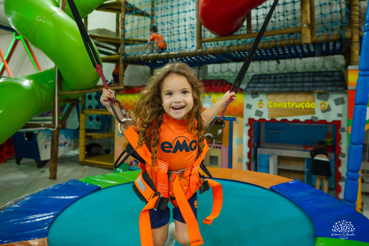 aniversário infantil - fotografia infantil - fotógrafa infantil - festa de aniversário - fotógrafa de família - história em família - infância - festa da Teté - bolo de aniversário - fotógrafo em Pelotas - Antonio Rocha Fotografias – tio Guigui – renata 