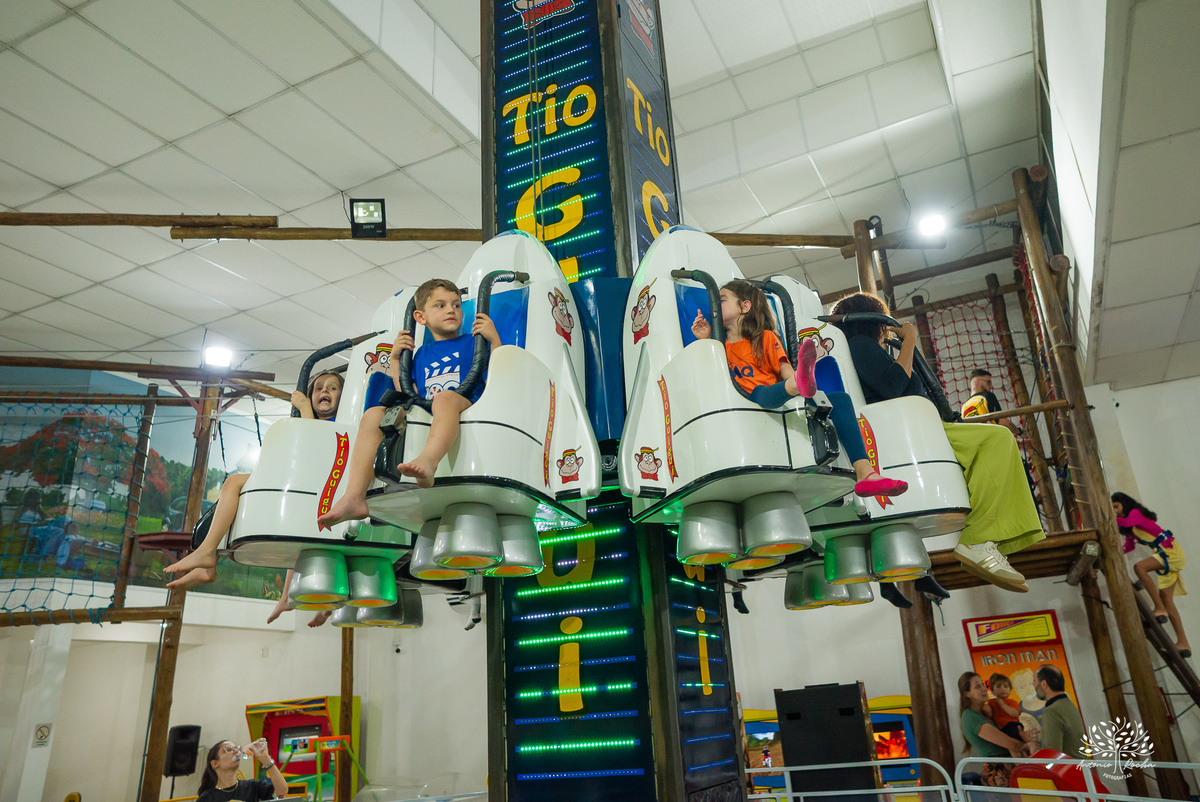 aniversário infantil - fotografia infantil - fotógrafa infantil - festa de aniversário - fotógrafa de família - história em família - infância - festa da Teté - bolo de aniversário - fotógrafo em Pelotas - Antonio Rocha Fotografias – tio Guigui – renata 