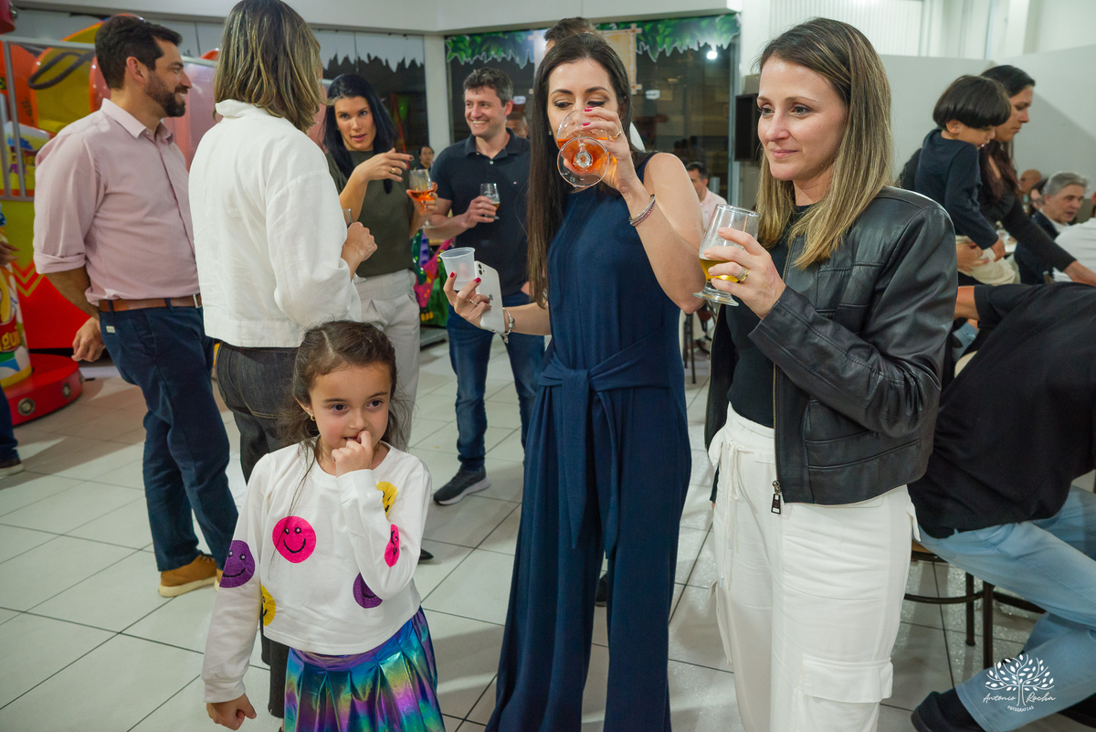 aniversário infantil - fotografia infantil - fotógrafa infantil - festa de aniversário - fotógrafa de família - história em família - infância - festa da Teté - bolo de aniversário - fotógrafo em Pelotas - Antonio Rocha Fotografias – tio Guigui – renata 