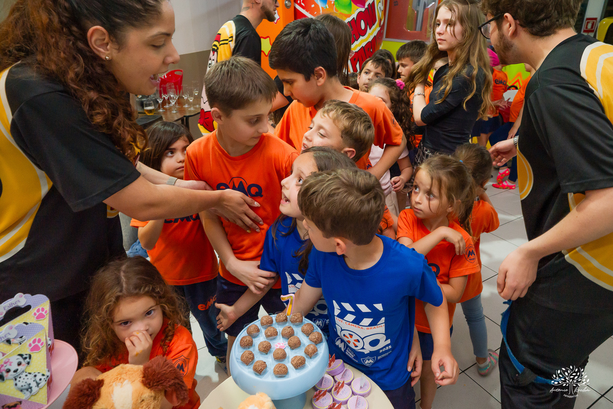 aniversário infantil - fotografia infantil - fotógrafa infantil - festa de aniversário - fotógrafa de família - história em família - infância - festa da Teté - bolo de aniversário - fotógrafo em Pelotas - Antonio Rocha Fotografias – tio Guigui – renata 
