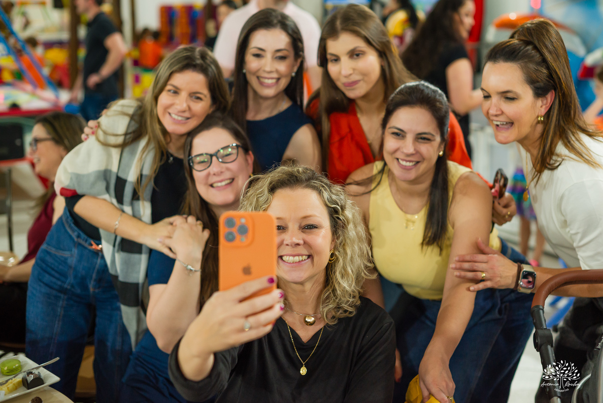 aniversário infantil - fotografia infantil - fotógrafa infantil - festa de aniversário - fotógrafa de família - história em família - infância - festa da Teté - bolo de aniversário - fotógrafo em Pelotas - Antonio Rocha Fotografias – tio Guigui – renata 