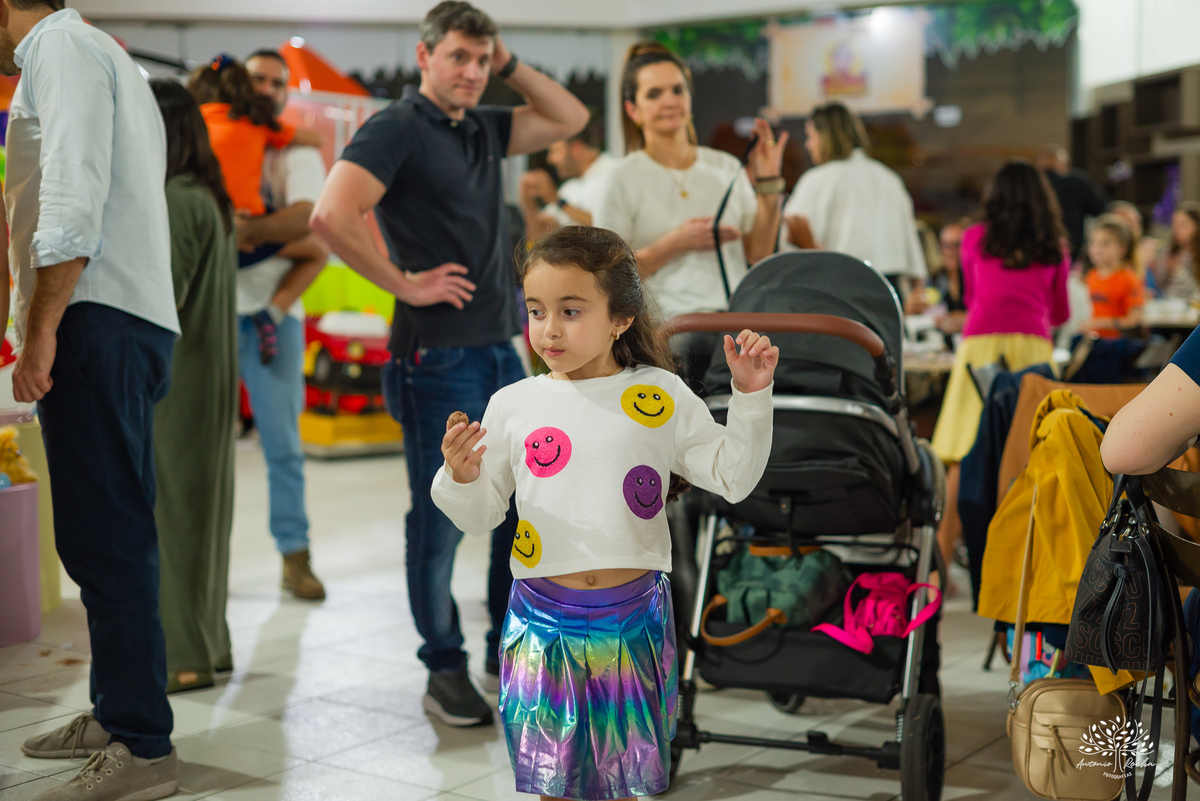 aniversário infantil - fotografia infantil - fotógrafa infantil - festa de aniversário - fotógrafa de família - história em família - infância - festa da Teté - bolo de aniversário - fotógrafo em Pelotas - Antonio Rocha Fotografias – tio Guigui – renata 