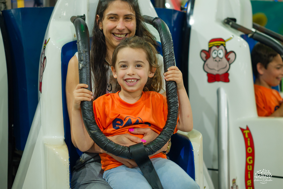 aniversário infantil - fotografia infantil - fotógrafa infantil - festa de aniversário - fotógrafa de família - história em família - infância - festa da Teté - bolo de aniversário - fotógrafo em Pelotas - Antonio Rocha Fotografias – tio Guigui – renata 