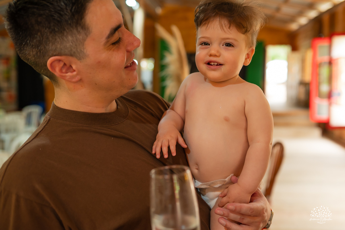 primeiro aninho - primeira volta ao sol - fotografia infantil - aniversário infantil  - ensaio de um ano - festa de aniversário - Theodoro - família - Pousada - Refúgio Santa Eulália - fotógrafo de crianças - bolhas de sabão - parabéns - Antonio Rocha