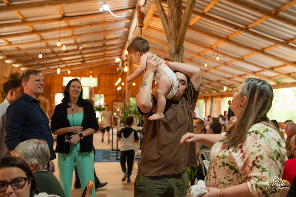 primeiro aninho - primeira volta ao sol - fotografia infantil - aniversário infantil  - ensaio de um ano - festa de aniversário - Theodoro - família - Pousada - Refúgio Santa Eulália - fotógrafo de crianças - bolhas de sabão - parabéns - Antonio Rocha