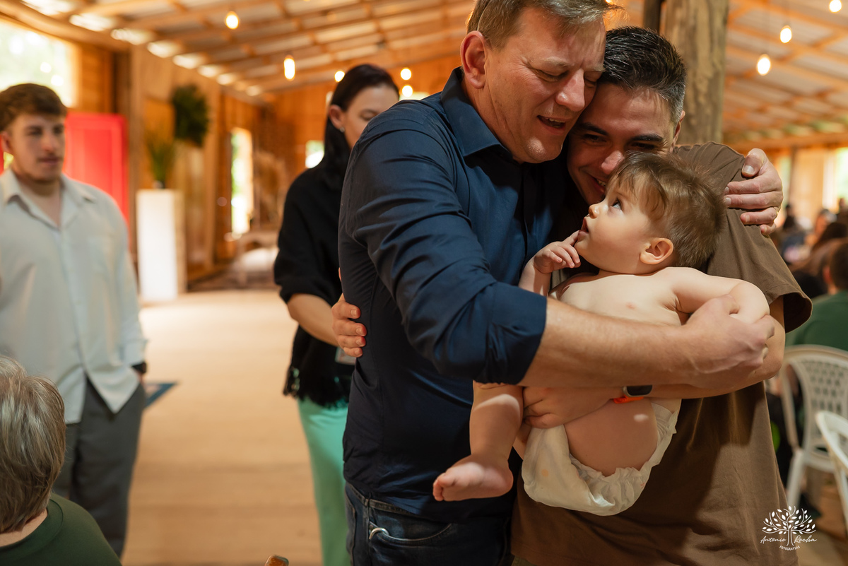 primeiro aninho - primeira volta ao sol - fotografia infantil - aniversário infantil  - ensaio de um ano - festa de aniversário - Theodoro - família - Pousada - Refúgio Santa Eulália - fotógrafo de crianças - bolhas de sabão - parabéns - Antonio Rocha