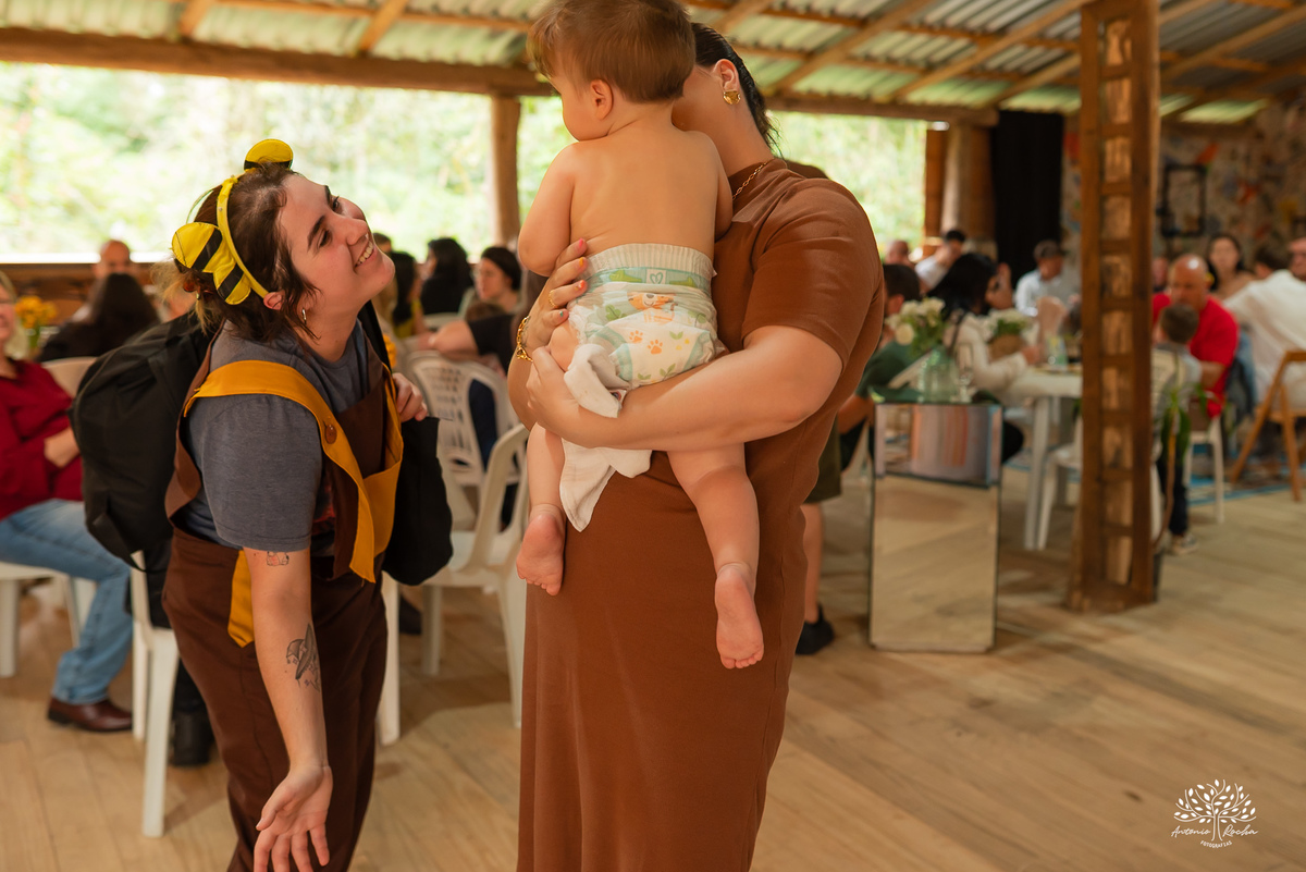 primeiro aninho - primeira volta ao sol - fotografia infantil - aniversário infantil  - ensaio de um ano - festa de aniversário - Theodoro - família - Pousada - Refúgio Santa Eulália - fotógrafo de crianças - bolhas de sabão - parabéns - Antonio Rocha
