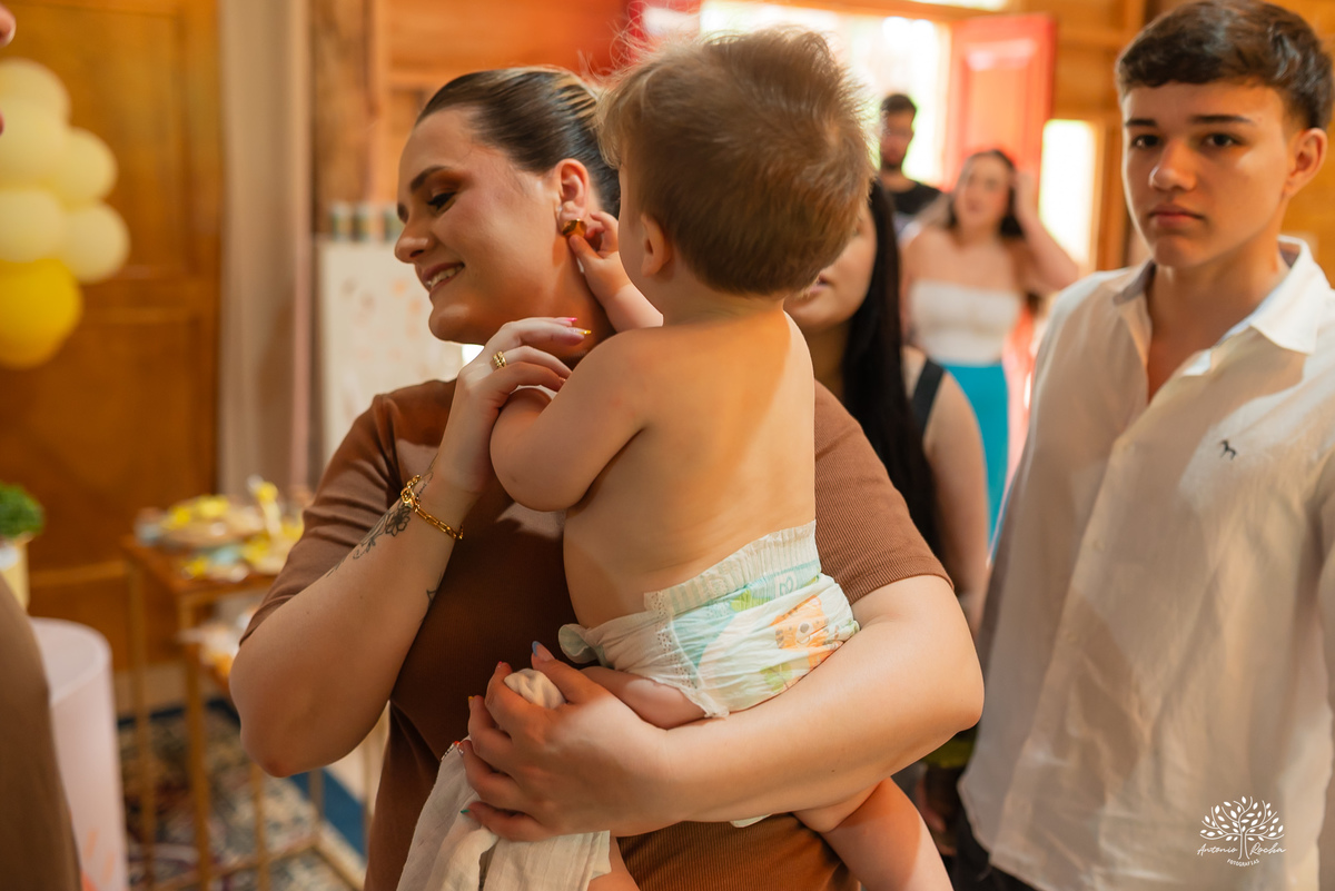 primeiro aninho - primeira volta ao sol - fotografia infantil - aniversário infantil  - ensaio de um ano - festa de aniversário - Theodoro - família - Pousada - Refúgio Santa Eulália - fotógrafo de crianças - bolhas de sabão - parabéns - Antonio Rocha