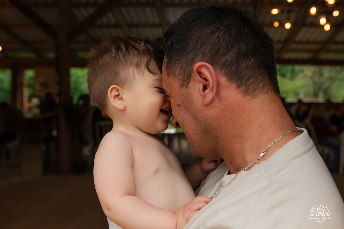 primeiro aninho - primeira volta ao sol - fotografia infantil - aniversário infantil  - ensaio de um ano - festa de aniversário - Theodoro - família - Pousada - Refúgio Santa Eulália - fotógrafo de crianças - bolhas de sabão - parabéns - Antonio Rocha