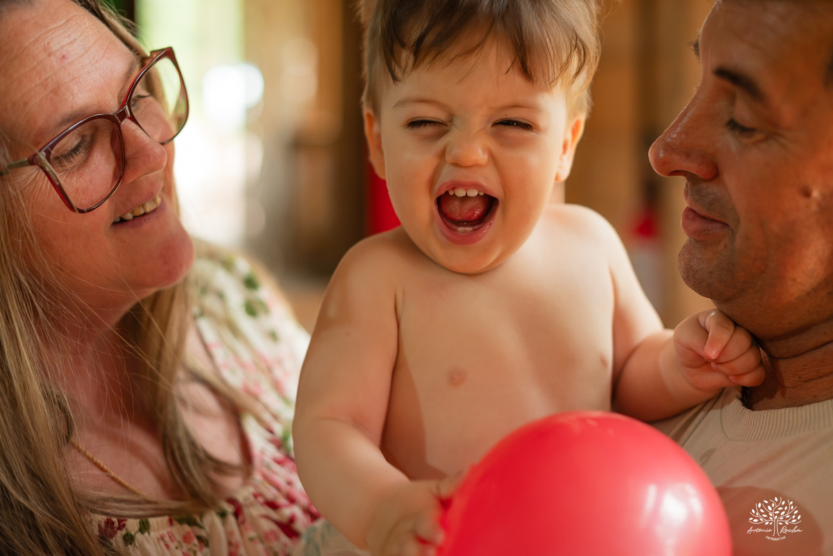 primeiro aninho - primeira volta ao sol - fotografia infantil - aniversário infantil  - ensaio de um ano - festa de aniversário - Theodoro - família - Pousada - Refúgio Santa Eulália - fotógrafo de crianças - bolhas de sabão - parabéns - Antonio Rocha