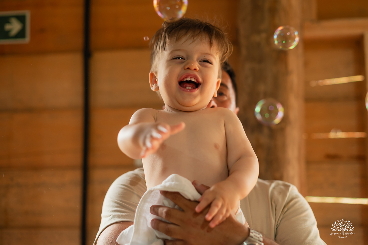 primeiro aninho - primeira volta ao sol - fotografia infantil - aniversário infantil  - ensaio de um ano - festa de aniversário - Theodoro - família - Pousada - Refúgio Santa Eulália - fotógrafo de crianças - bolhas de sabão - parabéns - Antonio Rocha