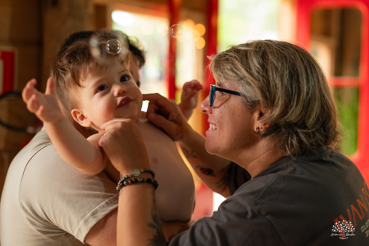 primeiro aninho - primeira volta ao sol - fotografia infantil - aniversário infantil  - ensaio de um ano - festa de aniversário - Theodoro - família - Pousada - Refúgio Santa Eulália - fotógrafo de crianças - bolhas de sabão - parabéns - Antonio Rocha
