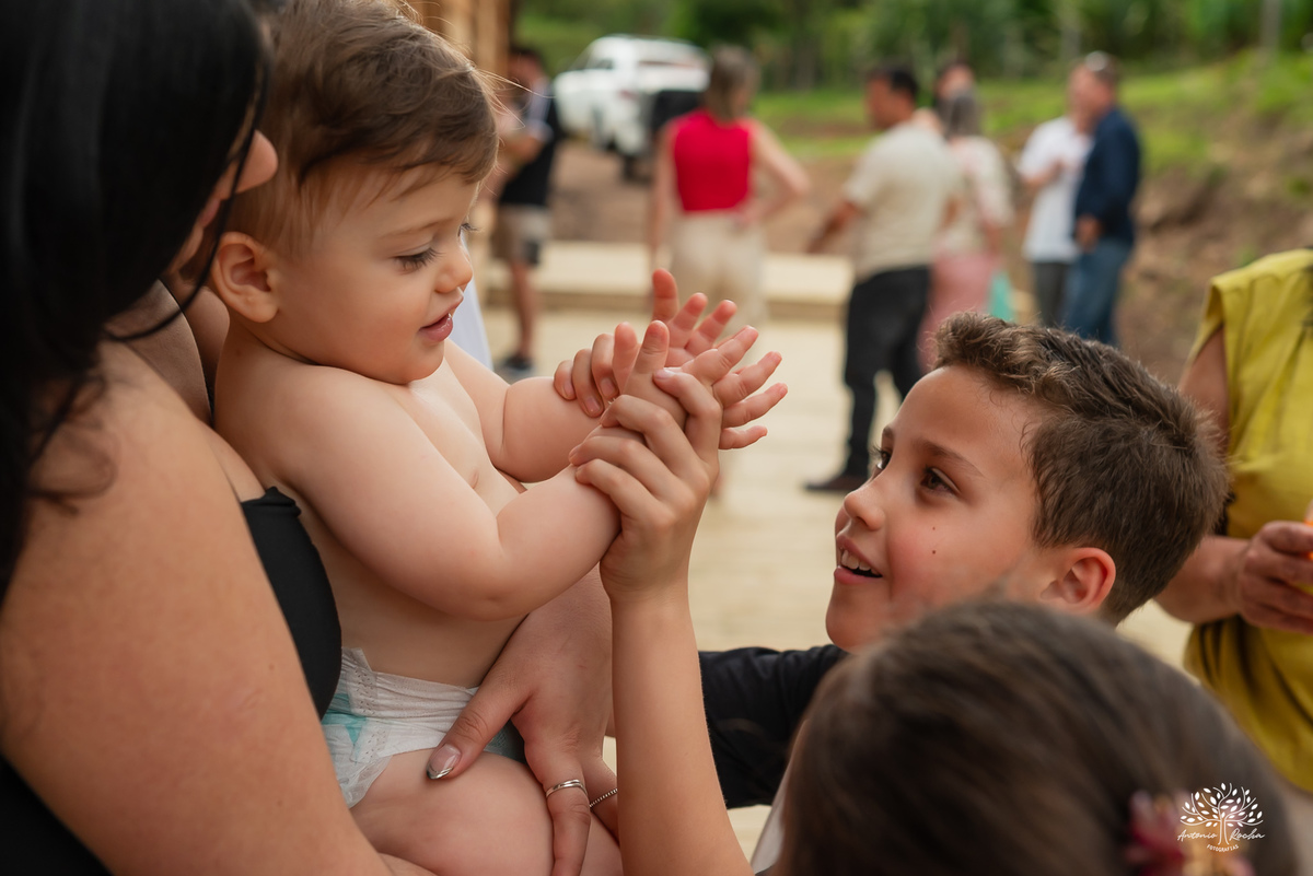primeiro aninho - primeira volta ao sol - fotografia infantil - aniversário infantil  - ensaio de um ano - festa de aniversário - Theodoro - família - Pousada - Refúgio Santa Eulália - fotógrafo de crianças - bolhas de sabão - parabéns - Antonio Rocha