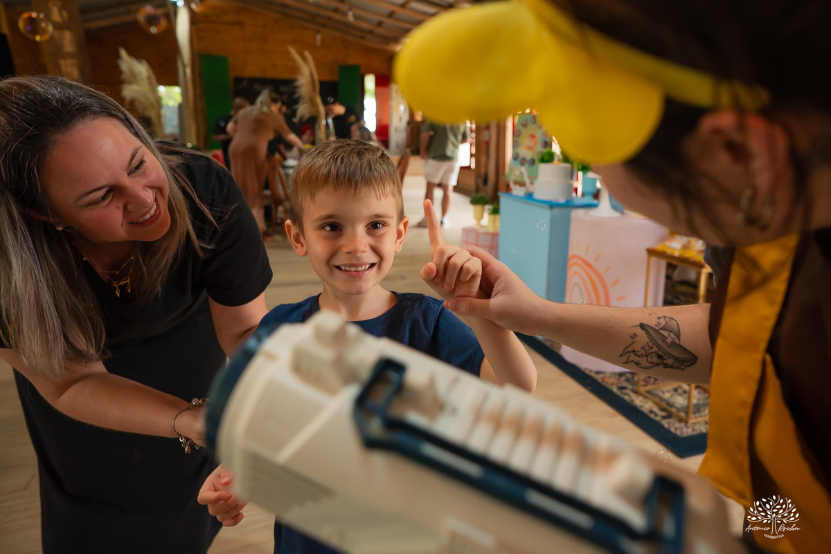 primeiro aninho - primeira volta ao sol - fotografia infantil - aniversário infantil  - ensaio de um ano - festa de aniversário - Theodoro - família - Pousada - Refúgio Santa Eulália - fotógrafo de crianças - bolhas de sabão - parabéns - Antonio Rocha