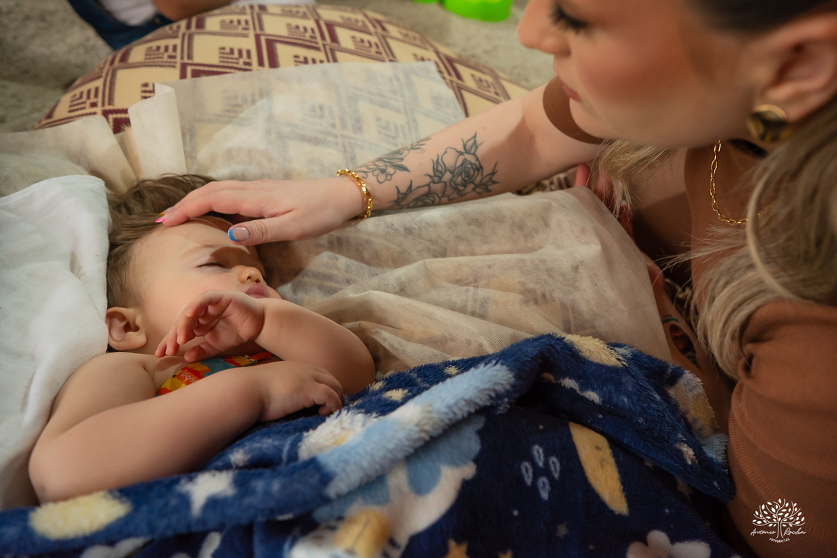 primeiro aninho - primeira volta ao sol - fotografia infantil - aniversário infantil  - ensaio de um ano - festa de aniversário - Theodoro - família - Pousada - Refúgio Santa Eulália - fotógrafo de crianças - bolhas de sabão - parabéns - Antonio Rocha