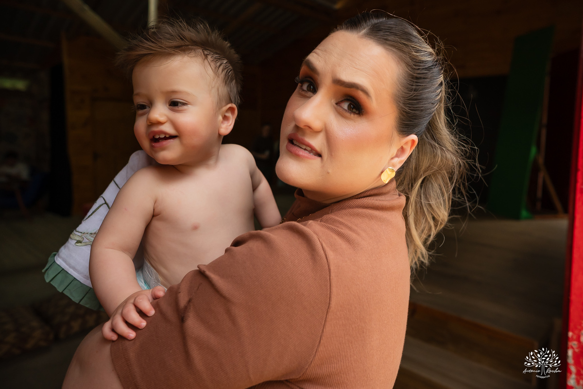primeiro aninho - primeira volta ao sol - fotografia infantil - aniversário infantil  - ensaio de um ano - festa de aniversário - Theodoro - família - Pousada - Refúgio Santa Eulália - fotógrafo de crianças - bolhas de sabão - parabéns - Antonio Rocha