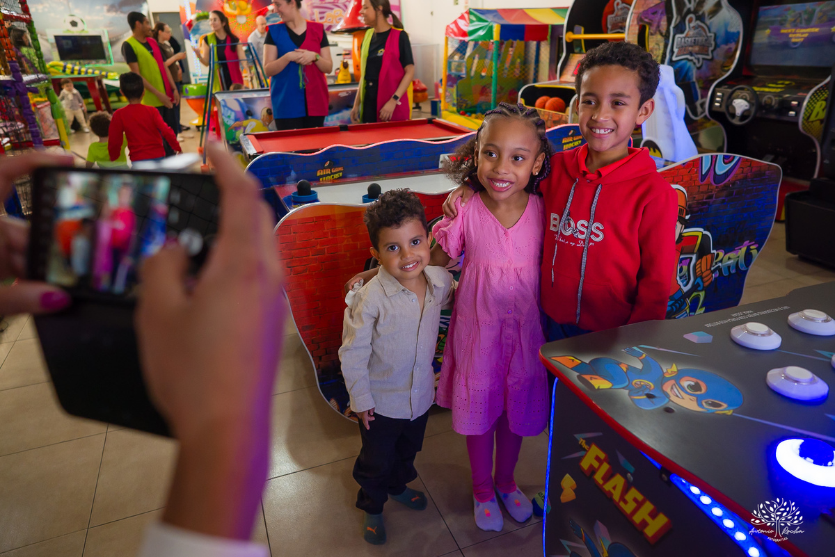 aniversário infantil - fotografia infantil - fotógrafo de festa - fotografia de irmãos - celebração em dose dupla - fotos de família - fotografia de aniversário - fotógrafo em Pelotas - fotografia documental - festa infantil - Antonio Rocha Fotografias