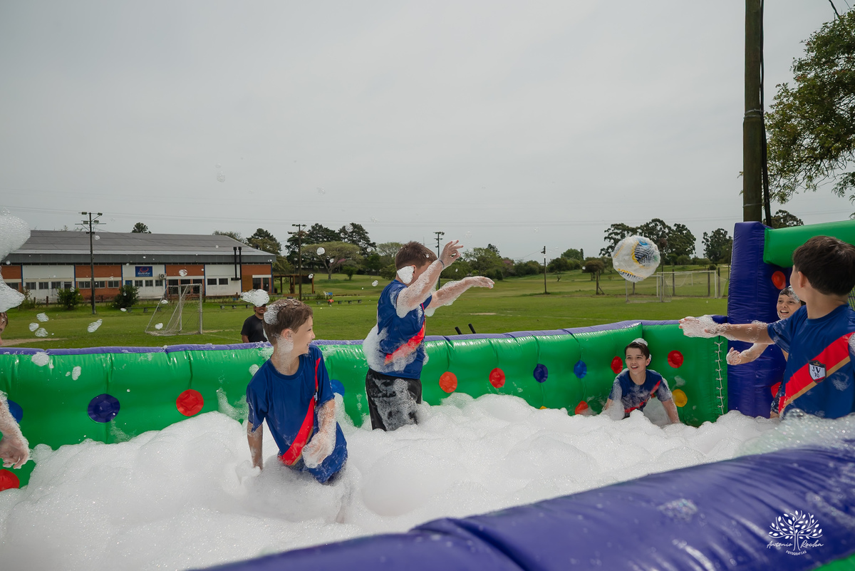 aniversário infantil - fotografia de aniversário – Pelotas - festa de 10 anos - futebol de sabão - futebol de campo - fotografia espontânea - fotógrafo Antonio Rocha - Renata Dalbann fotógrafa - festa ao ar livre - fotografia documental infantil - Dunas