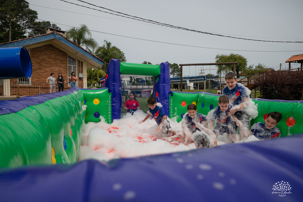 aniversário infantil - fotografia de aniversário – Pelotas - festa de 10 anos - futebol de sabão - futebol de campo - fotografia espontânea - fotógrafo Antonio Rocha - Renata Dalbann fotógrafa - festa ao ar livre - fotografia documental infantil - Dunas