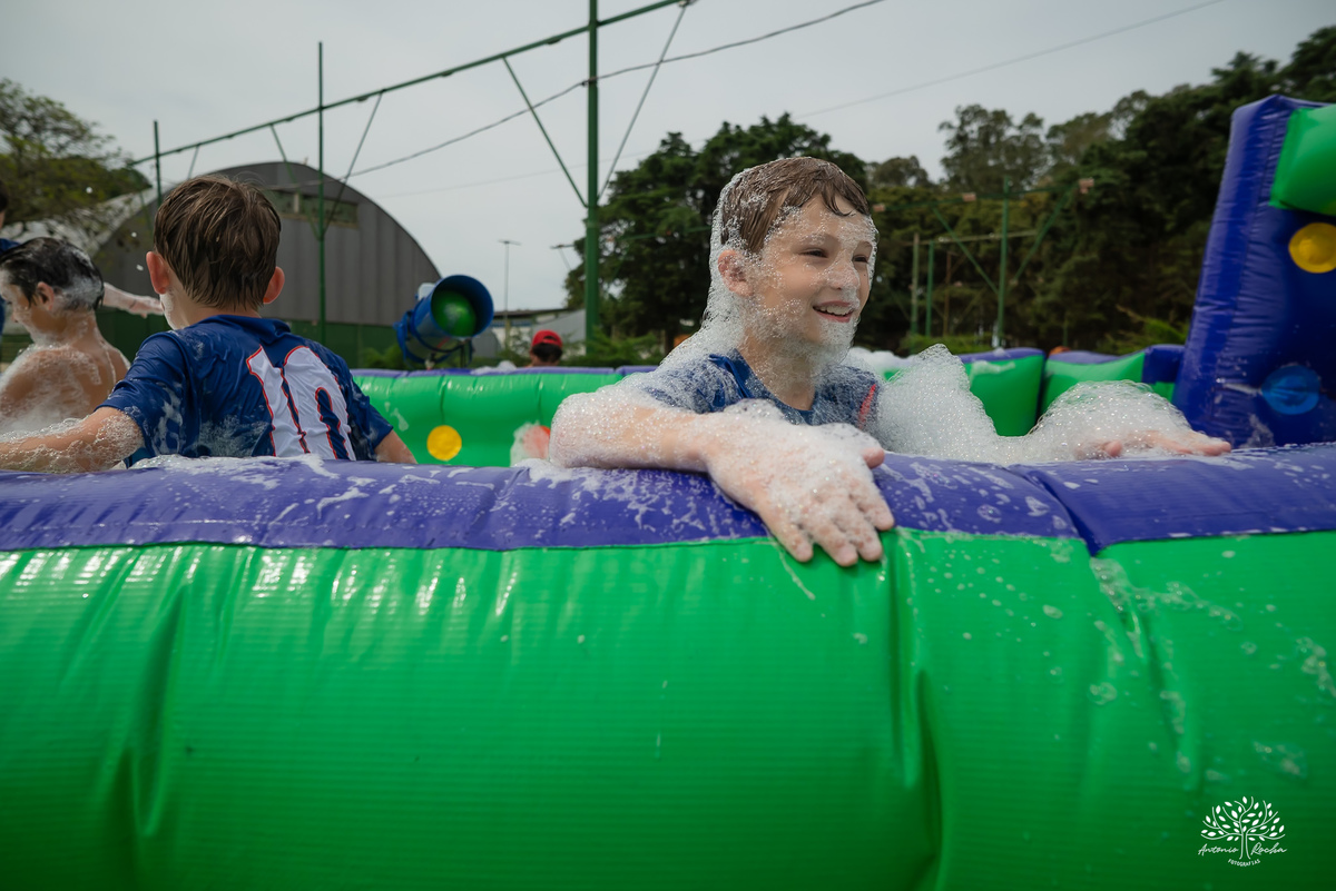 aniversário infantil - fotografia de aniversário – Pelotas - festa de 10 anos - futebol de sabão - futebol de campo - fotografia espontânea - fotógrafo Antonio Rocha - Renata Dalbann fotógrafa - festa ao ar livre - fotografia documental infantil - Dunas