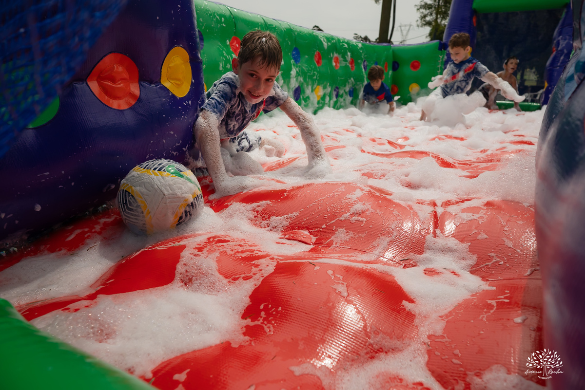 aniversário infantil - fotografia de aniversário – Pelotas - festa de 10 anos - futebol de sabão - futebol de campo - fotografia espontânea - fotógrafo Antonio Rocha - Renata Dalbann fotógrafa - festa ao ar livre - fotografia documental infantil - Dunas