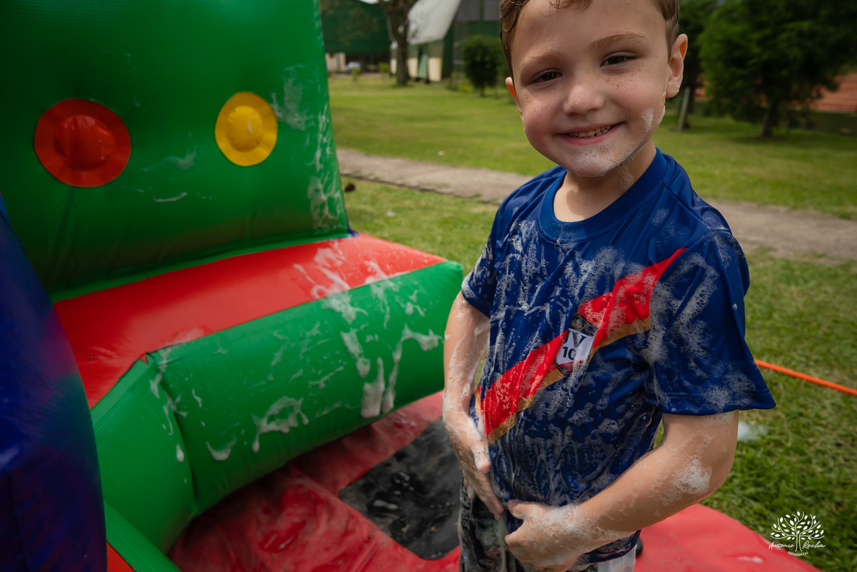 aniversário infantil - fotografia de aniversário – Pelotas - festa de 10 anos - futebol de sabão - futebol de campo - fotografia espontânea - fotógrafo Antonio Rocha - Renata Dalbann fotógrafa - festa ao ar livre - fotografia documental infantil - Dunas