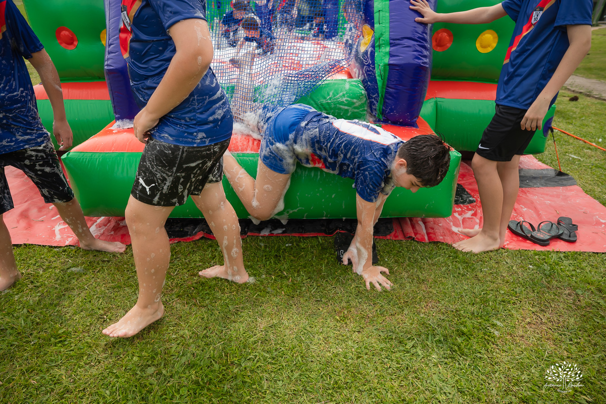 aniversário infantil - fotografia de aniversário – Pelotas - festa de 10 anos - futebol de sabão - futebol de campo - fotografia espontânea - fotógrafo Antonio Rocha - Renata Dalbann fotógrafa - festa ao ar livre - fotografia documental infantil - Dunas