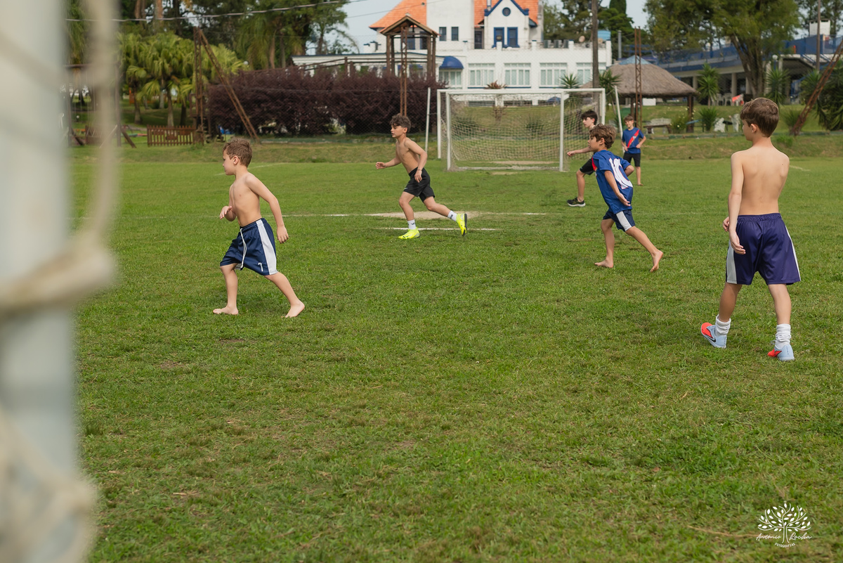 aniversário infantil - fotografia de aniversário – Pelotas - festa de 10 anos - futebol de sabão - futebol de campo - fotografia espontânea - fotógrafo Antonio Rocha - Renata Dalbann fotógrafa - festa ao ar livre - fotografia documental infantil - Dunas