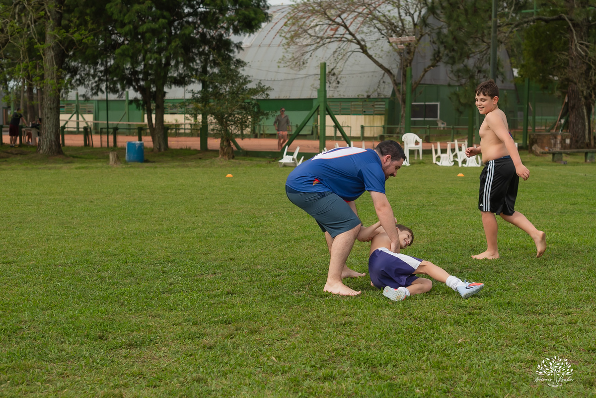 aniversário infantil - fotografia de aniversário – Pelotas - festa de 10 anos - futebol de sabão - futebol de campo - fotografia espontânea - fotógrafo Antonio Rocha - Renata Dalbann fotógrafa - festa ao ar livre - fotografia documental infantil - Dunas