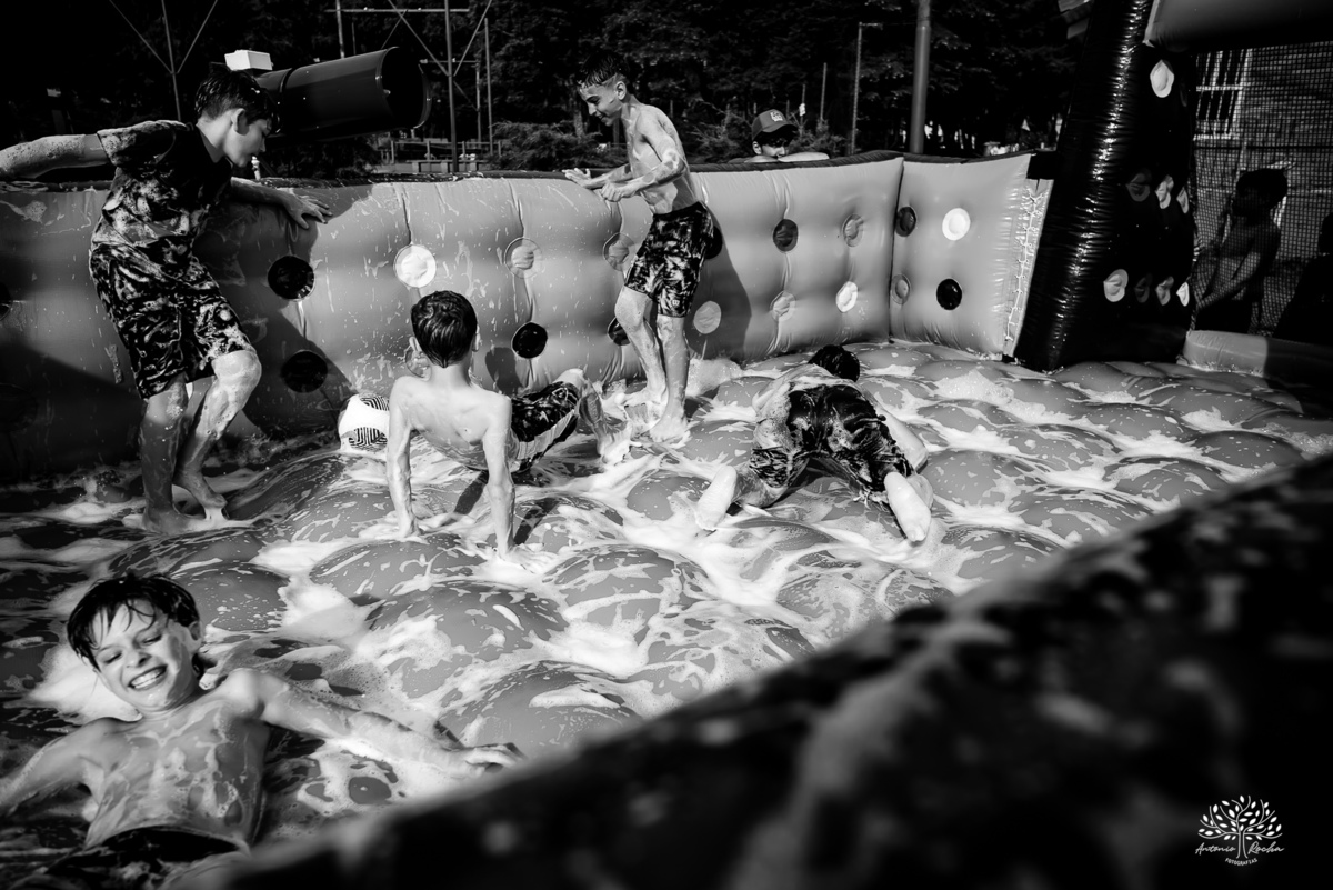 aniversário infantil - fotografia de aniversário – Pelotas - festa de 10 anos - futebol de sabão - futebol de campo - fotografia espontânea - fotógrafo Antonio Rocha - Renata Dalbann fotógrafa - festa ao ar livre - fotografia documental infantil - Dunas