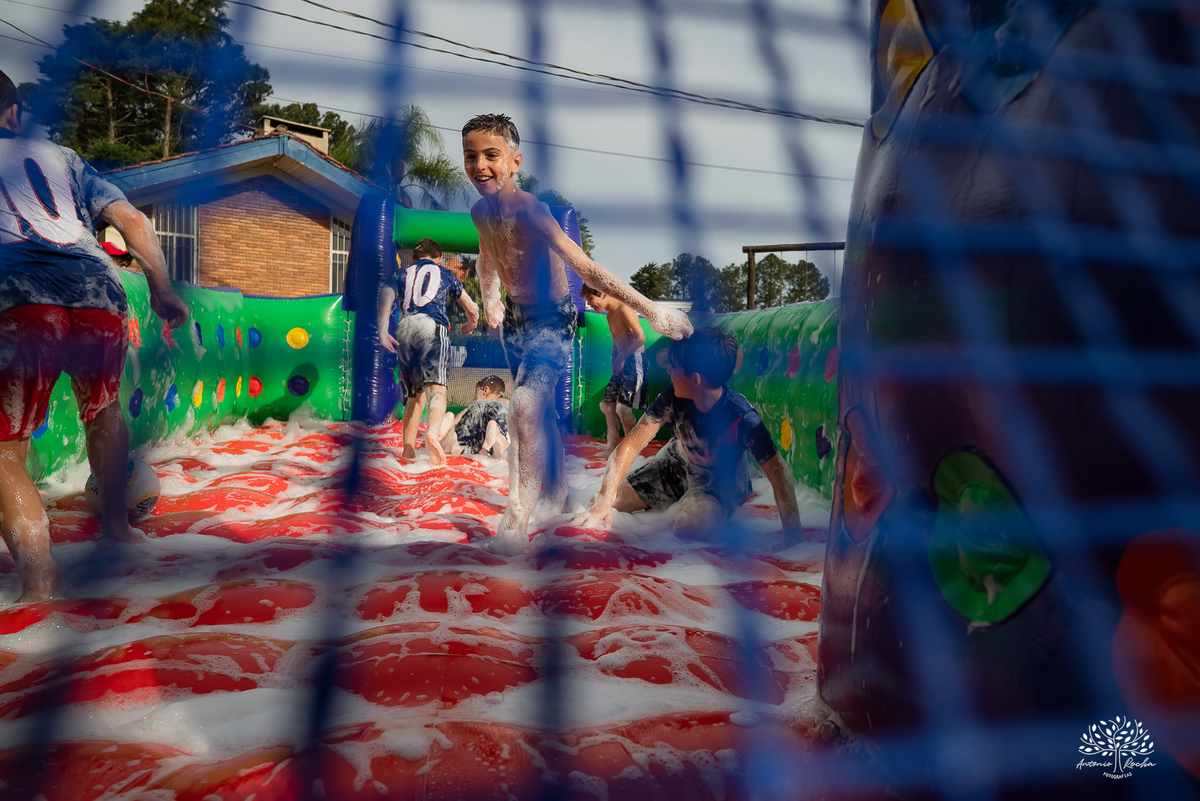 aniversário infantil - fotografia de aniversário – Pelotas - festa de 10 anos - futebol de sabão - futebol de campo - fotografia espontânea - fotógrafo Antonio Rocha - Renata Dalbann fotógrafa - festa ao ar livre - fotografia documental infantil - Dunas
