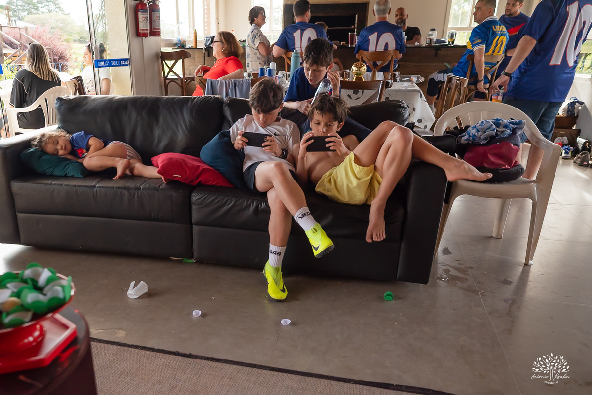 aniversário infantil - fotografia de aniversário – Pelotas - festa de 10 anos - futebol de sabão - futebol de campo - fotografia espontânea - fotógrafo Antonio Rocha - Renata Dalbann fotógrafa - festa ao ar livre - fotografia documental infantil - Dunas