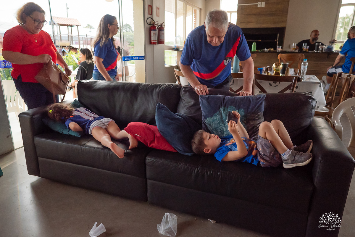 aniversário infantil - fotografia de aniversário – Pelotas - festa de 10 anos - futebol de sabão - futebol de campo - fotografia espontânea - fotógrafo Antonio Rocha - Renata Dalbann fotógrafa - festa ao ar livre - fotografia documental infantil - Dunas