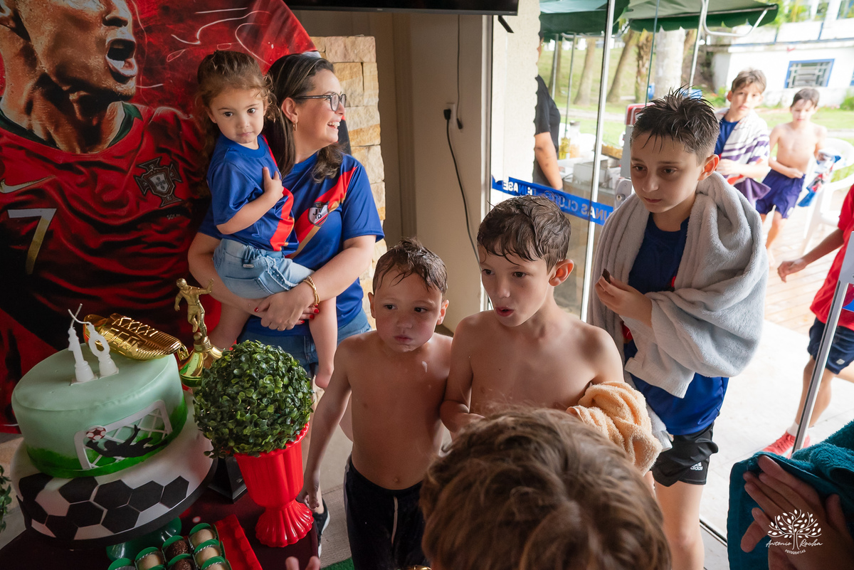 aniversário infantil - fotografia de aniversário – Pelotas - festa de 10 anos - futebol de sabão - futebol de campo - fotografia espontânea - fotógrafo Antonio Rocha - Renata Dalbann fotógrafa - festa ao ar livre - fotografia documental infantil - Dunas