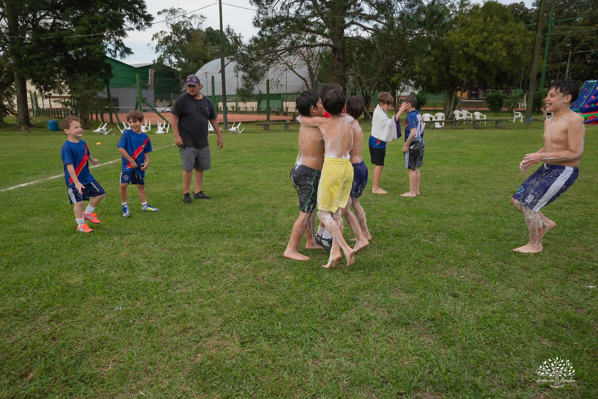 aniversário infantil - fotografia de aniversário – Pelotas - festa de 10 anos - futebol de sabão - futebol de campo - fotografia espontânea - fotógrafo Antonio Rocha - Renata Dalbann fotógrafa - festa ao ar livre - fotografia documental infantil - Dunas