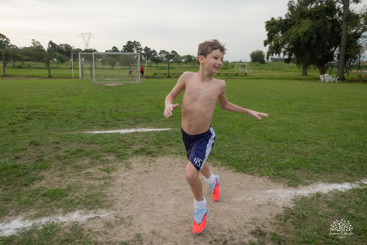 aniversário infantil - fotografia de aniversário – Pelotas - festa de 10 anos - futebol de sabão - futebol de campo - fotografia espontânea - fotógrafo Antonio Rocha - Renata Dalbann fotógrafa - festa ao ar livre - fotografia documental infantil - Dunas