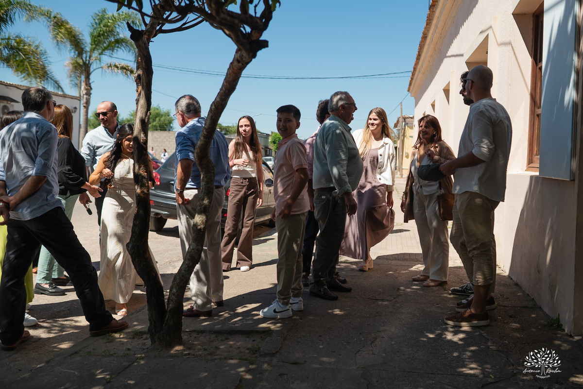 casamento civil - casamento no Uruguai - Rio Branco UY - cerimônia civil - Dirección General del Registro de Estado Civil - Maria e Rodrigo - fotografia de casamento - chuva de arroz - saída dos noivos - casamento intimista - Antonio Rocha Fotografias