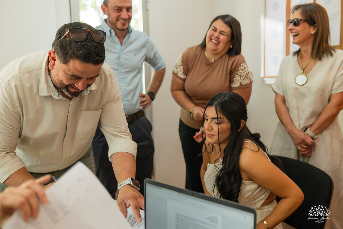 casamento civil - casamento no Uruguai - Rio Branco UY - cerimônia civil - Dirección General del Registro de Estado Civil - Maria e Rodrigo - fotografia de casamento - chuva de arroz - saída dos noivos - casamento intimista - Antonio Rocha Fotografias
