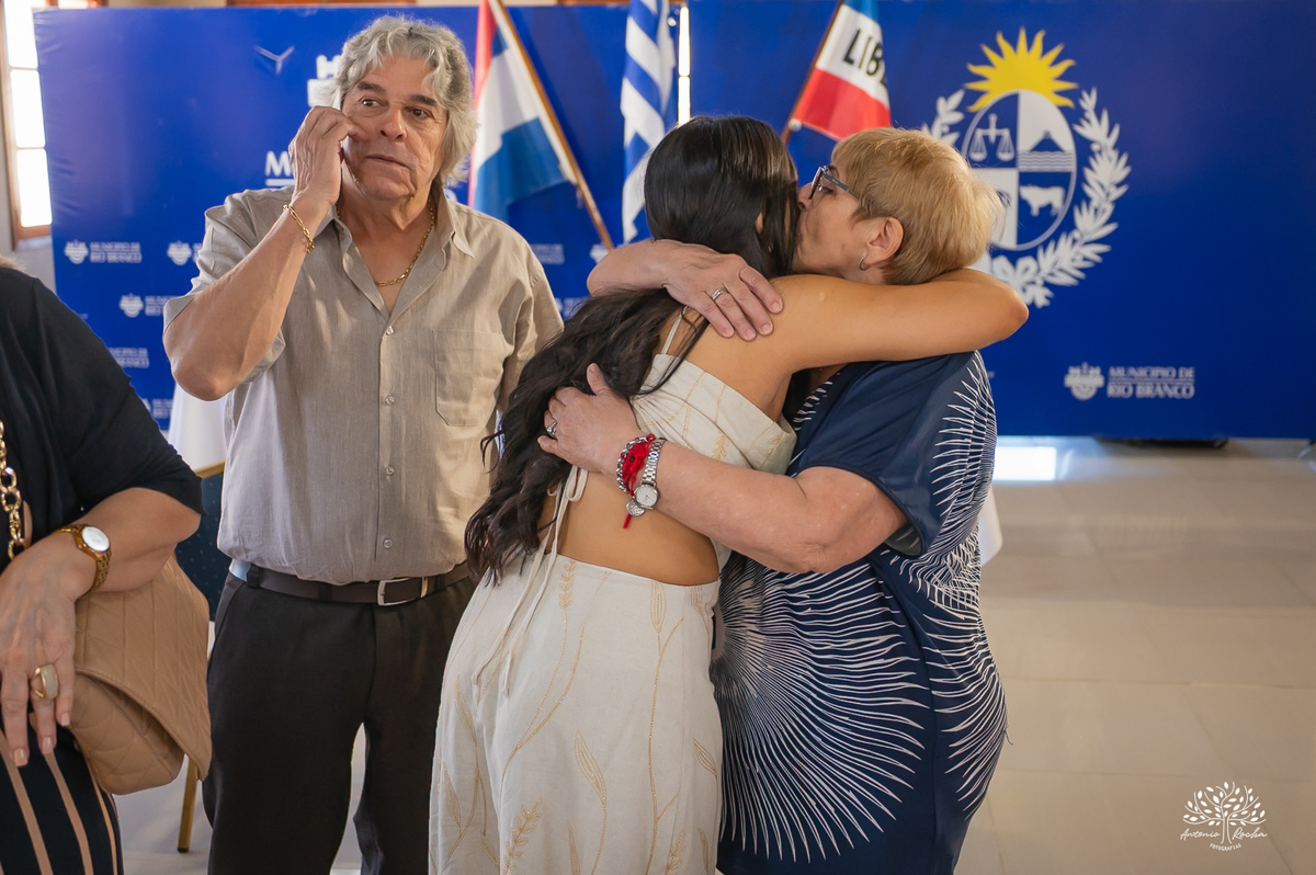 casamento civil - casamento no Uruguai - Rio Branco UY - cerimônia civil - Dirección General del Registro de Estado Civil - Maria e Rodrigo - fotografia de casamento - chuva de arroz - saída dos noivos - casamento intimista - Antonio Rocha Fotografias