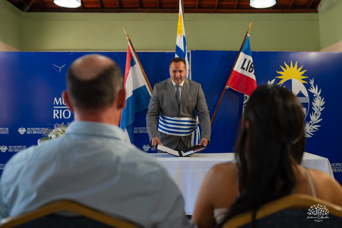 casamento civil - casamento no Uruguai - Rio Branco UY - cerimônia civil - Dirección General del Registro de Estado Civil - Maria e Rodrigo - fotografia de casamento - chuva de arroz - saída dos noivos - casamento intimista - Antonio Rocha Fotografias