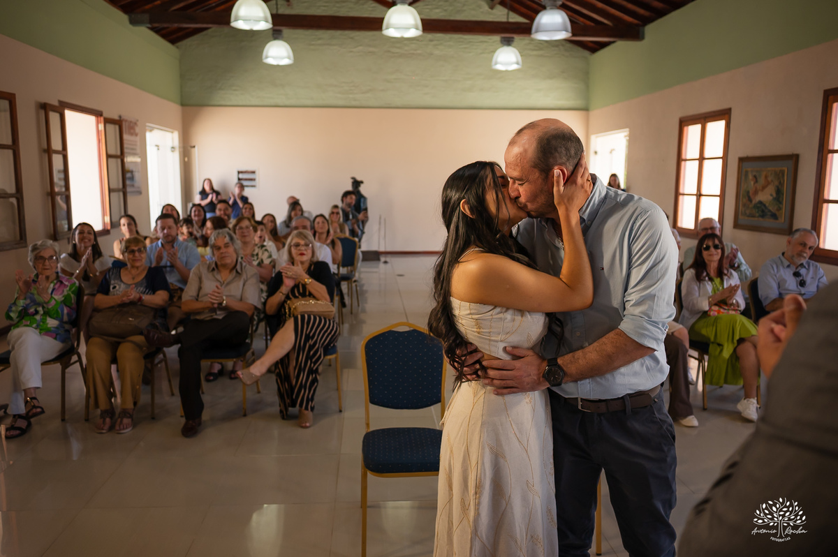 casamento civil - casamento no Uruguai - Rio Branco UY - cerimônia civil - Dirección General del Registro de Estado Civil - Maria e Rodrigo - fotografia de casamento - chuva de arroz - saída dos noivos - casamento intimista - Antonio Rocha Fotografias
