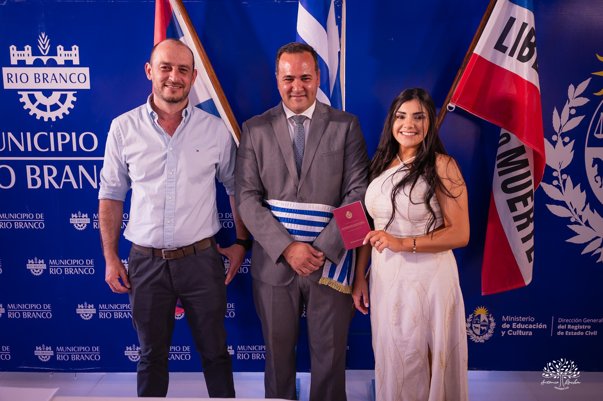casamento civil - casamento no Uruguai - Rio Branco UY - cerimônia civil - Dirección General del Registro de Estado Civil - Maria e Rodrigo - fotografia de casamento - chuva de arroz - saída dos noivos - casamento intimista - Antonio Rocha Fotografias