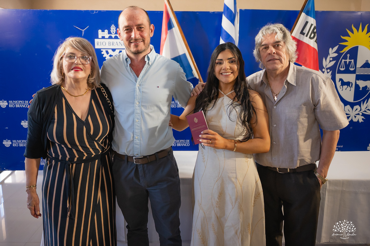 casamento civil - casamento no Uruguai - Rio Branco UY - cerimônia civil - Dirección General del Registro de Estado Civil - Maria e Rodrigo - fotografia de casamento - chuva de arroz - saída dos noivos - casamento intimista - Antonio Rocha Fotografias