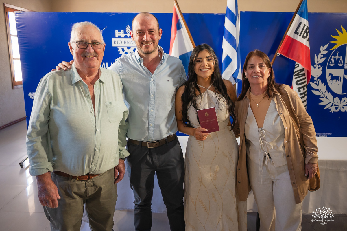 casamento civil - casamento no Uruguai - Rio Branco UY - cerimônia civil - Dirección General del Registro de Estado Civil - Maria e Rodrigo - fotografia de casamento - chuva de arroz - saída dos noivos - casamento intimista - Antonio Rocha Fotografias