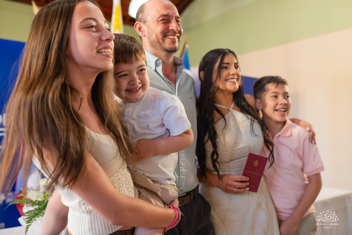 casamento civil - casamento no Uruguai - Rio Branco UY - cerimônia civil - Dirección General del Registro de Estado Civil - Maria e Rodrigo - fotografia de casamento - chuva de arroz - saída dos noivos - casamento intimista - Antonio Rocha Fotografias